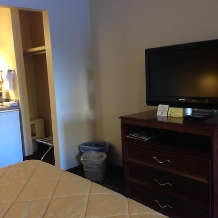 Super 8 Calgary Village Zewnętrze zdjęcie