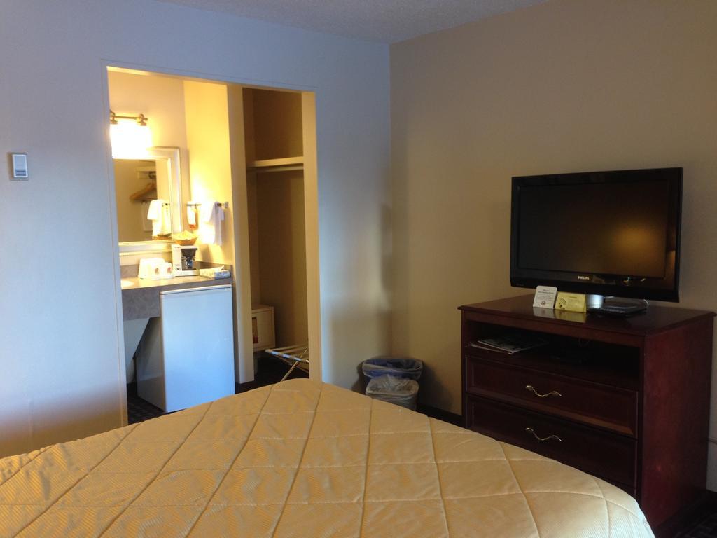Super 8 Calgary Village Zewnętrze zdjęcie