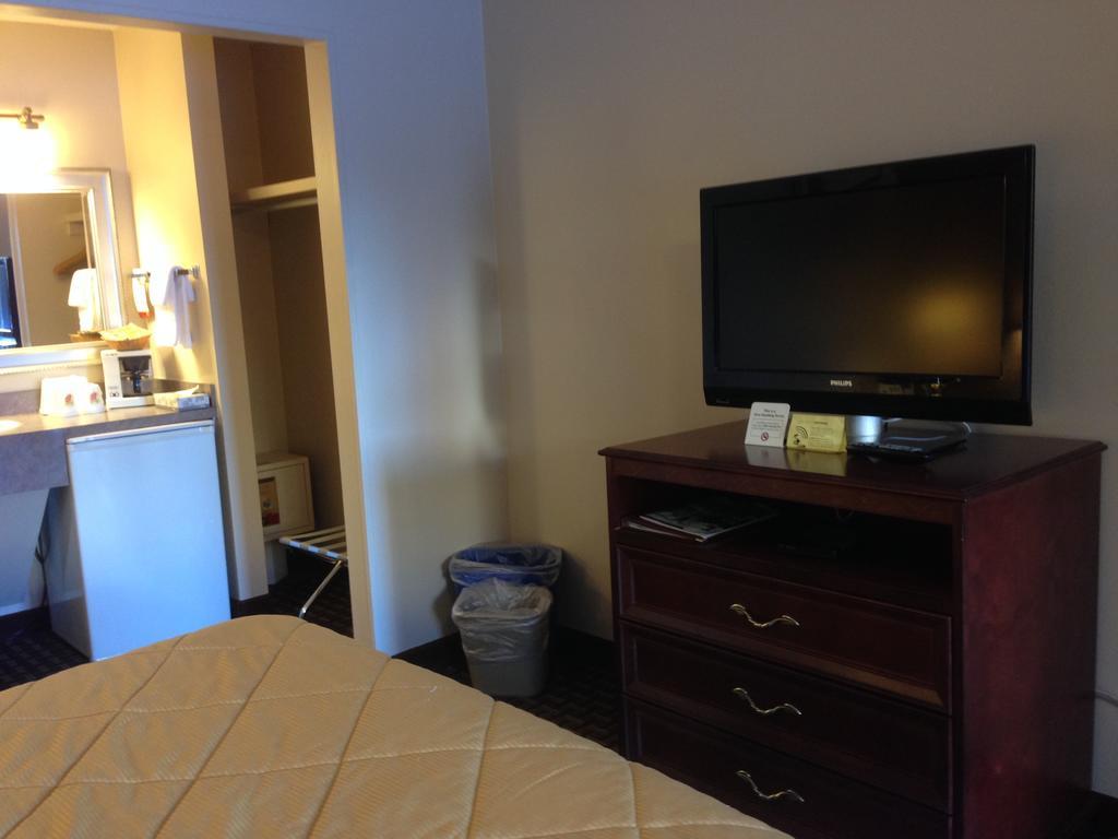 Super 8 Calgary Village Zewnętrze zdjęcie