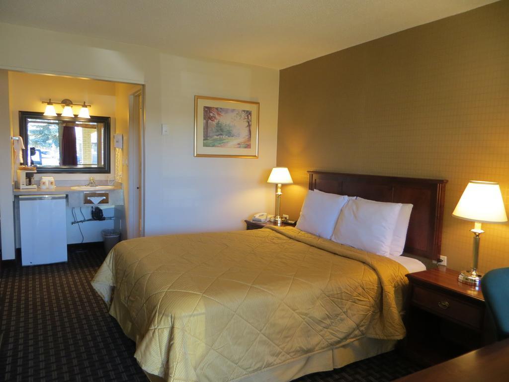 Super 8 Calgary Village Zewnętrze zdjęcie