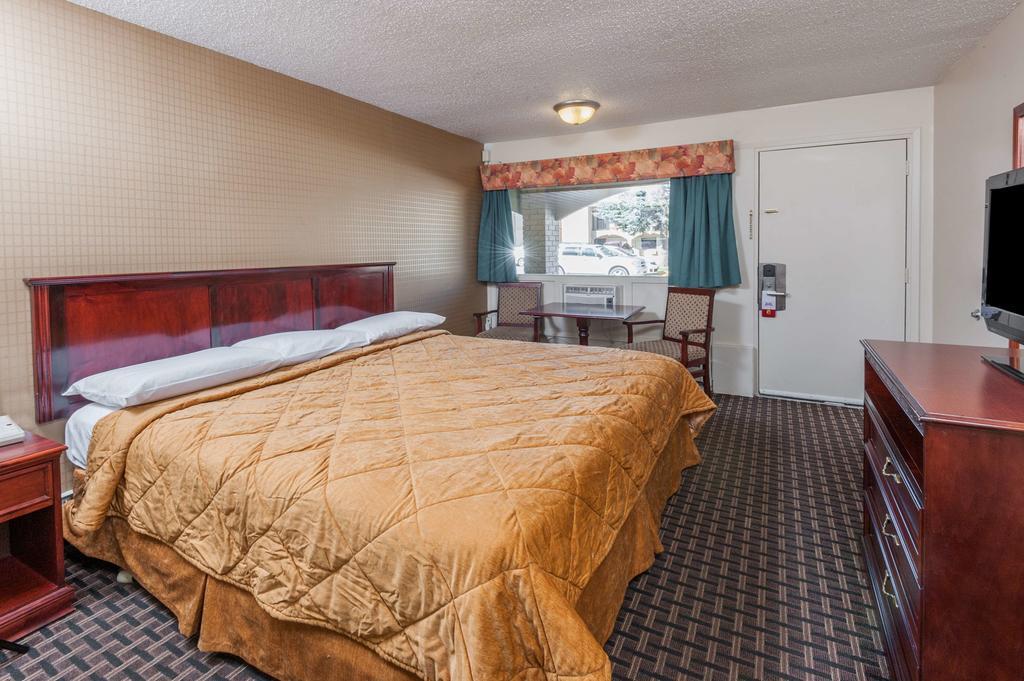 Super 8 Calgary Village Zewnętrze zdjęcie