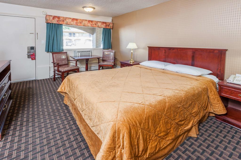 Super 8 Calgary Village Zewnętrze zdjęcie